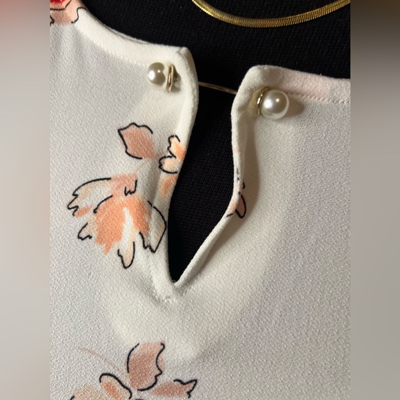 Liz Claiborne Key Hole Neck Elbow Sleeve Blouse w/ Light Floral Print - Picture 7 of 8